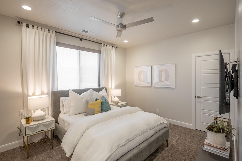 Townhome, Multiple Beds (Modern Ledges) photo 2