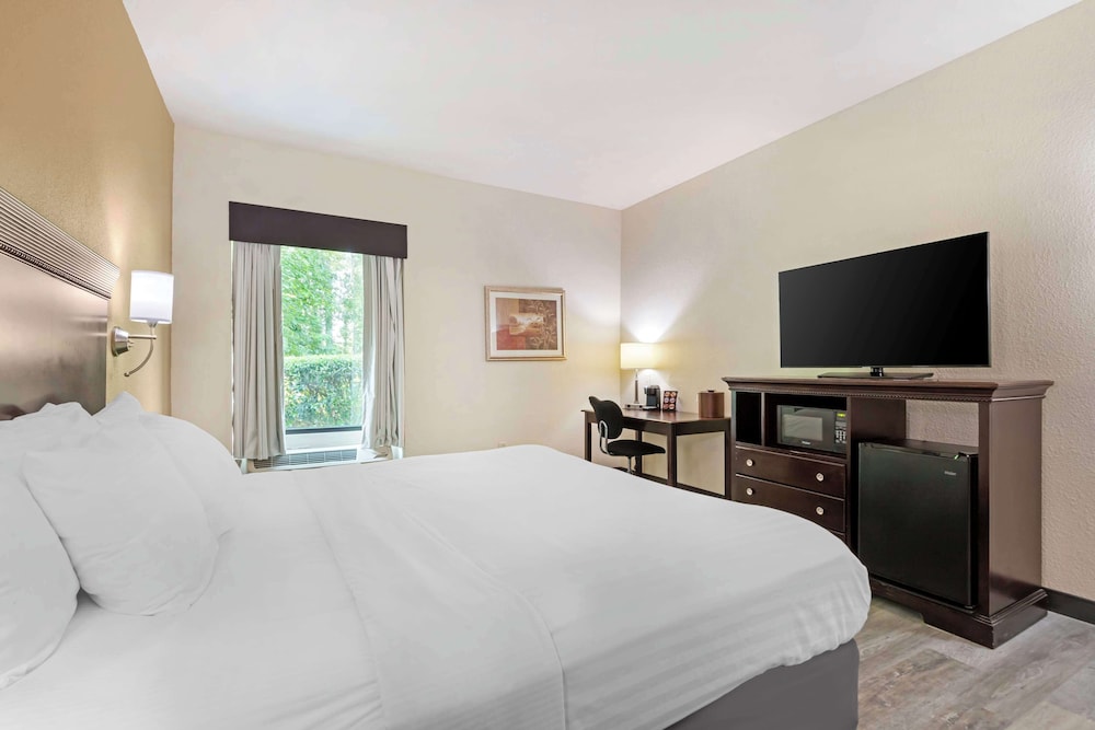 Standard Room, 1 King Bed, Accessible, Refrigerator & Microwave photo 2