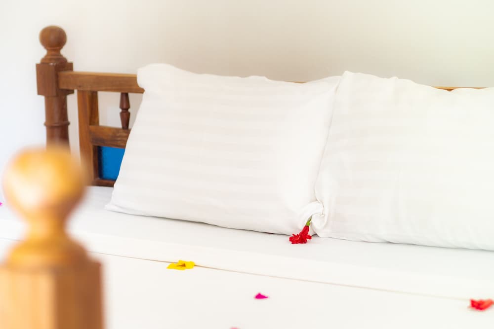 Deluxe Room, 1 King Bed, Sea View thumbnail 6