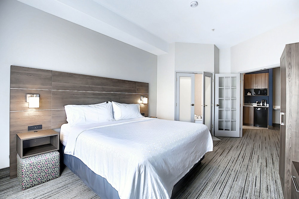 Suite, 1 King Bed, Jetted Tub - Photo 1