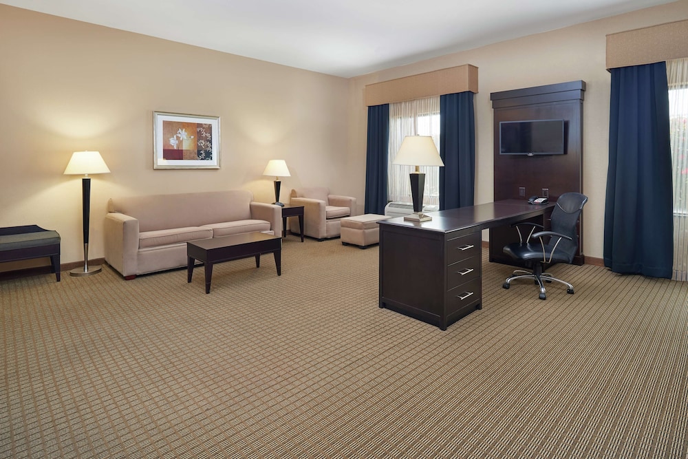Suite, Two Queen Beds, Non-Smoking - Photo 4