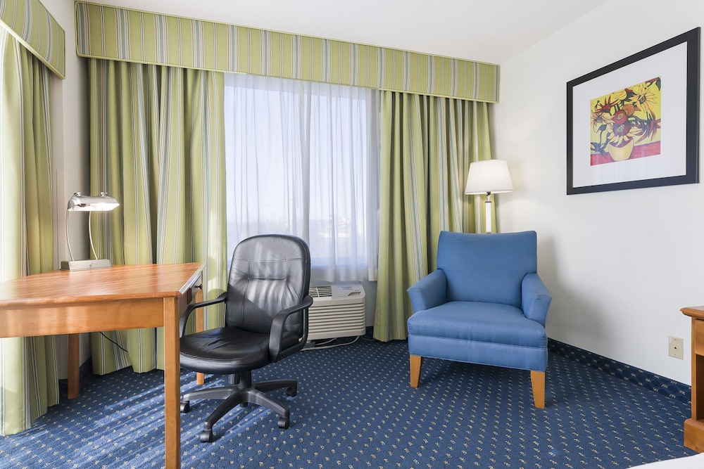Premium King Room, Corner View - Photo 5