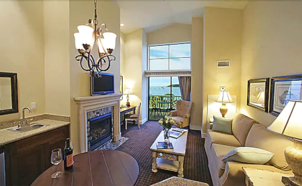 Deluxe Suite, 2 Double Beds - Photo 6
