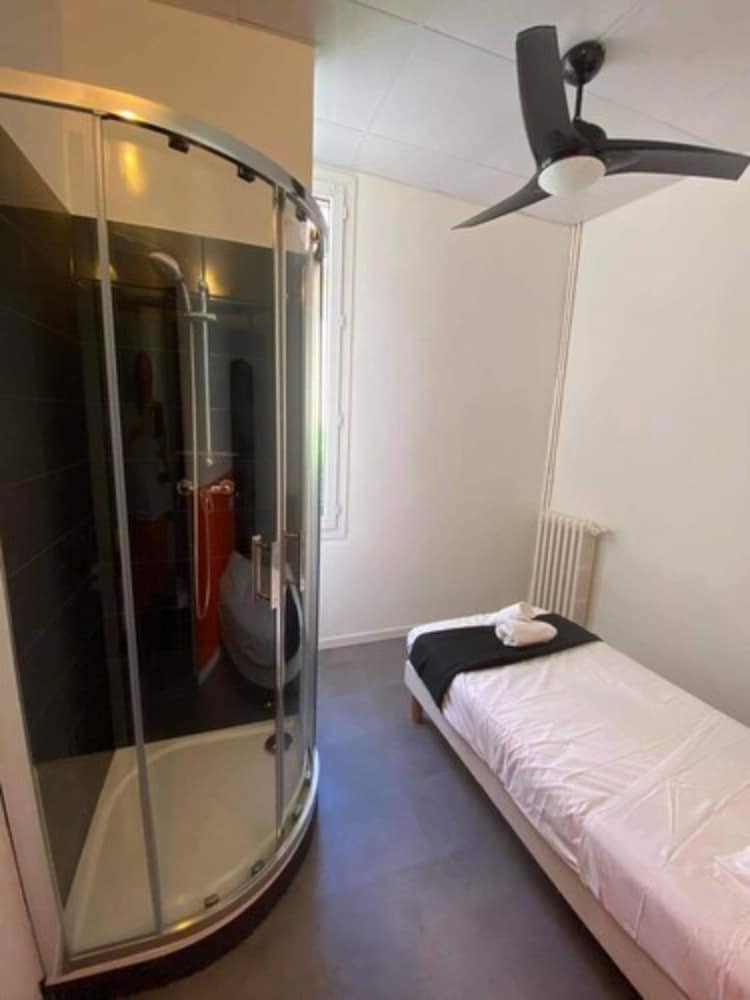 Economy Single Room, 1 Twin Bed, Shared Bathroom photo 3