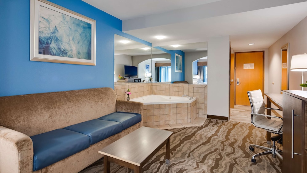 Suite, 1 King Bed, Jetted Tub, River View (with Sofabed), photo 6