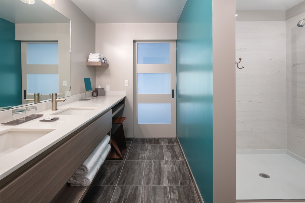 Suite, 1 King Bed, River View (Willamette King Executive Suite - Riv)