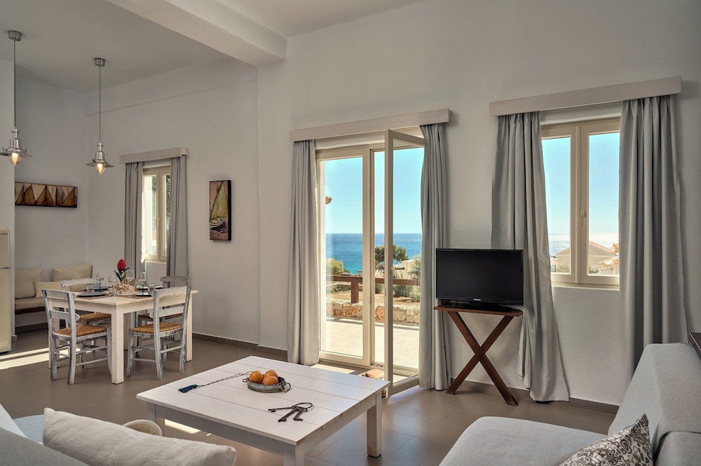 Poolfront Superior Suite with Sea View photo 1