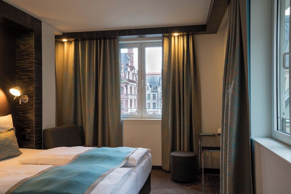 Standard Room, 1 King Bed photo 3