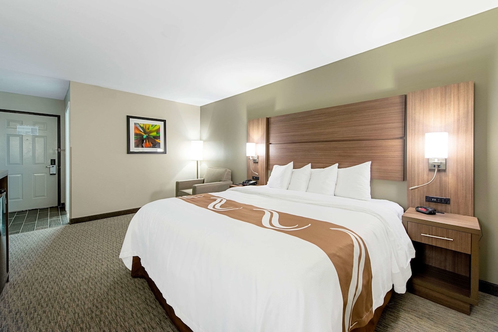 Standard Room, 1 King Bed, Non Smoking - Photo 5