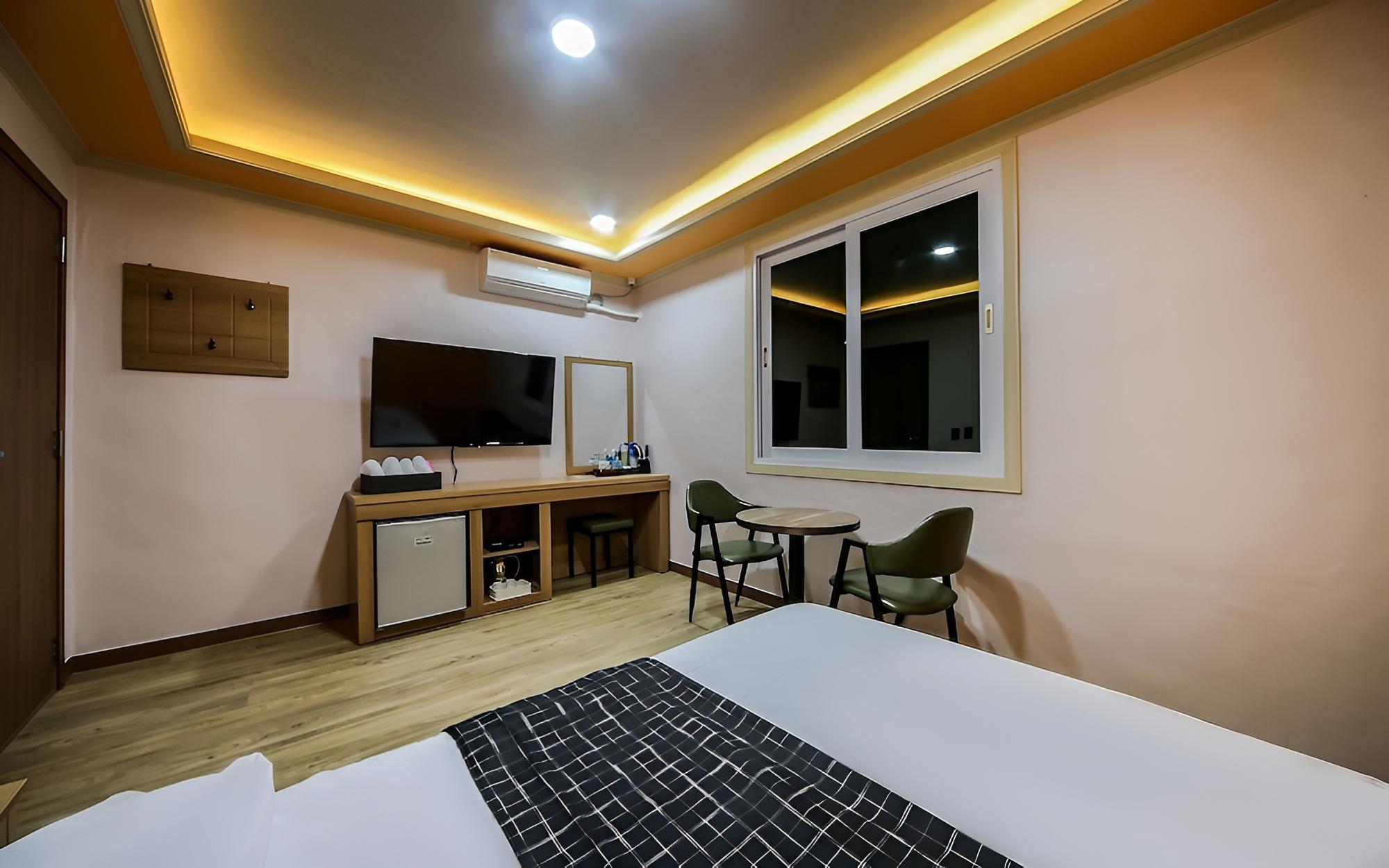 Room (Standard Room) - Photo 13