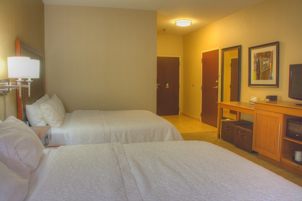 Room, 2 Queen Beds, Accessible, Non Smoking (Hearing, Mobility Bathtub w/Grab Bars) - Photo 2