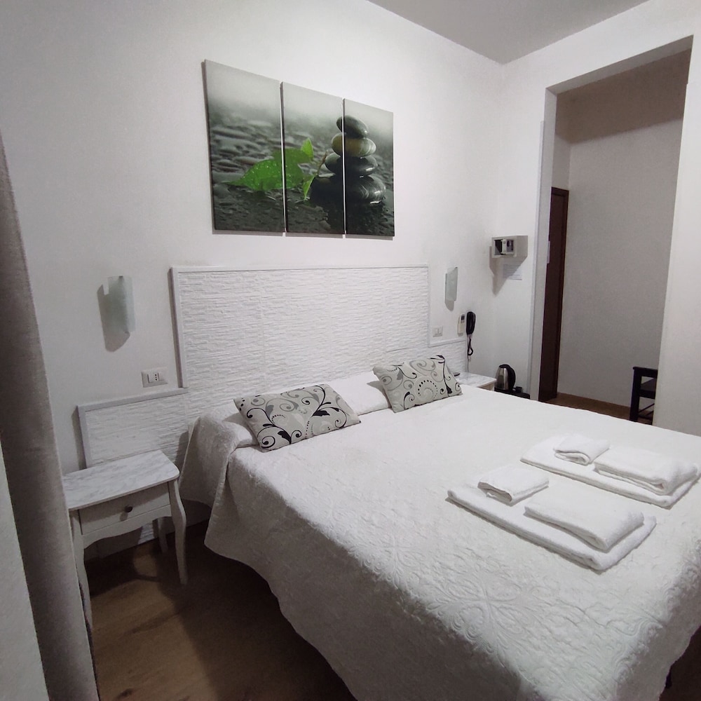 Basic Double Room, 1 Double or 2 Twin Beds, Non Smoking - Photo 15
