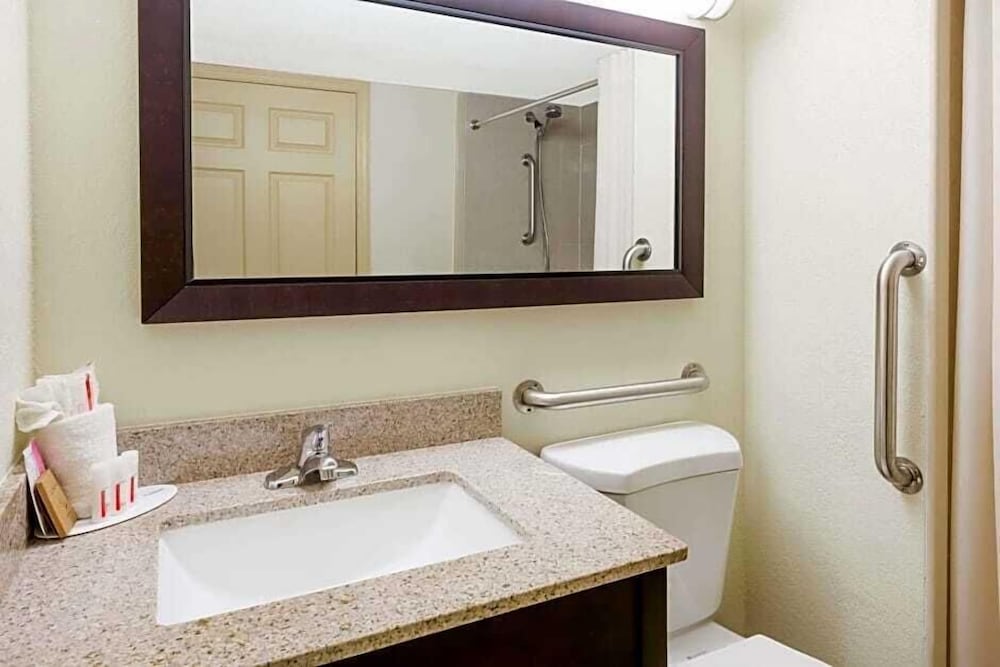 Room, 2 Queen Beds, Non Smoking photo 3