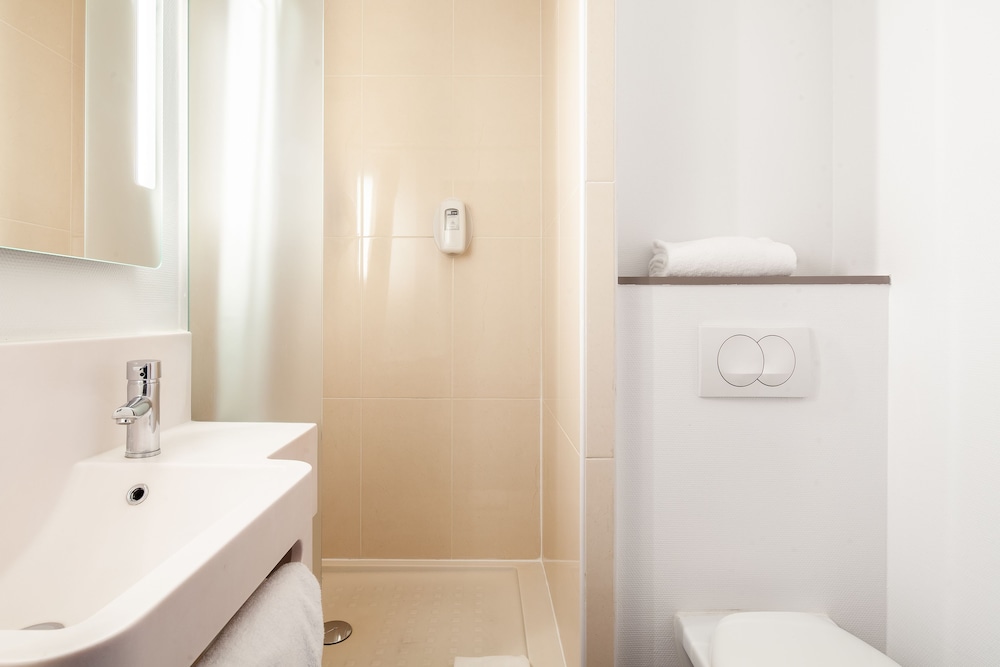 Quadruple Room thumbnail 6