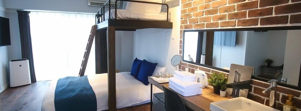 Standard Family Room Bunk Bed (Upper: Single Size/Lower: Double Size)