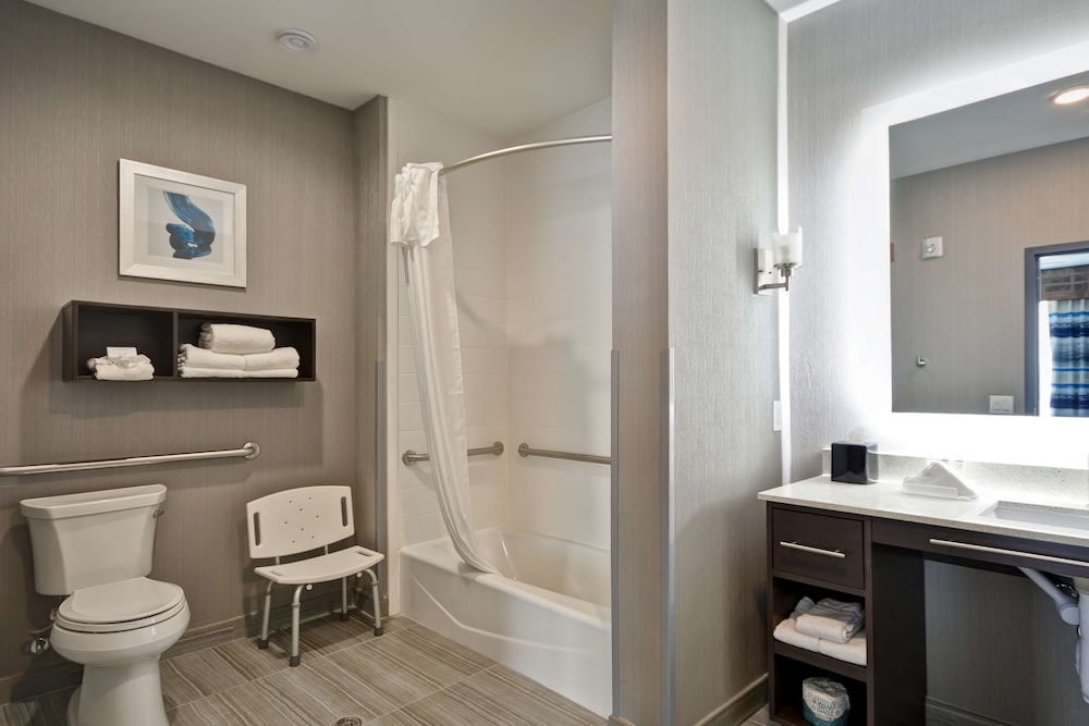 Studio, 1 King Bed, Accessible, Bathtub (Mobility & Hearing) photo 3