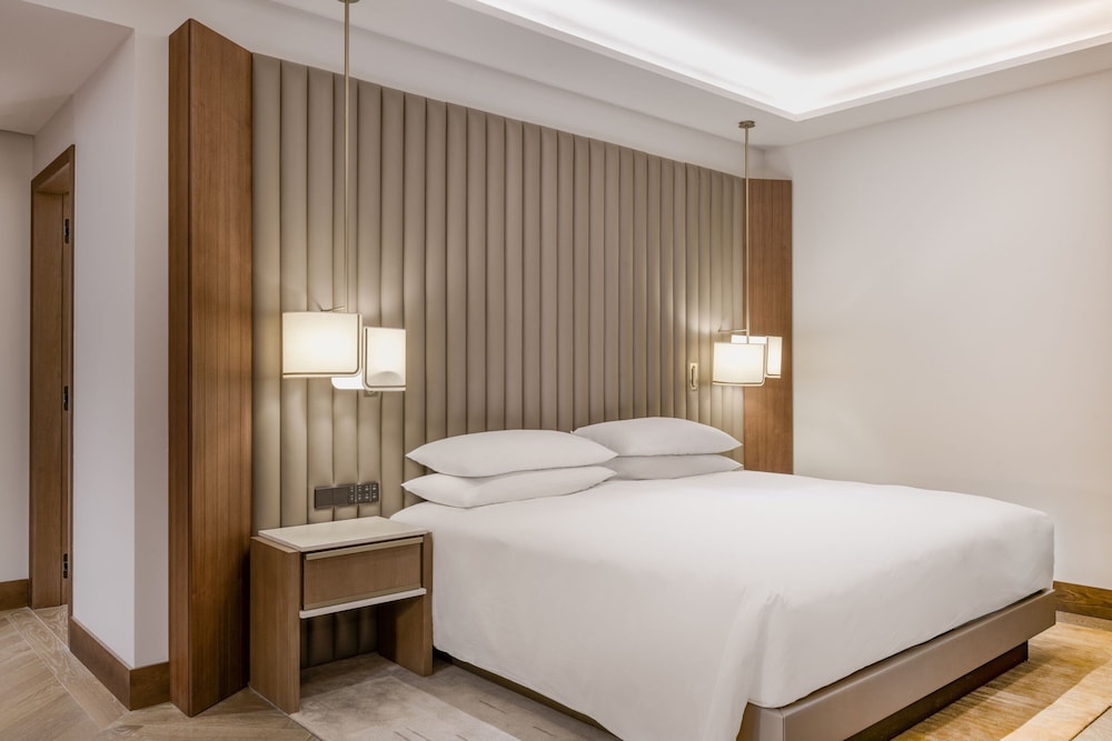 Junior Suite, 1 King Bed, Non Smoking, City View