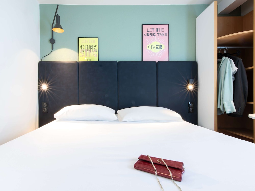 Standard Room, Multiple Beds thumbnail 5