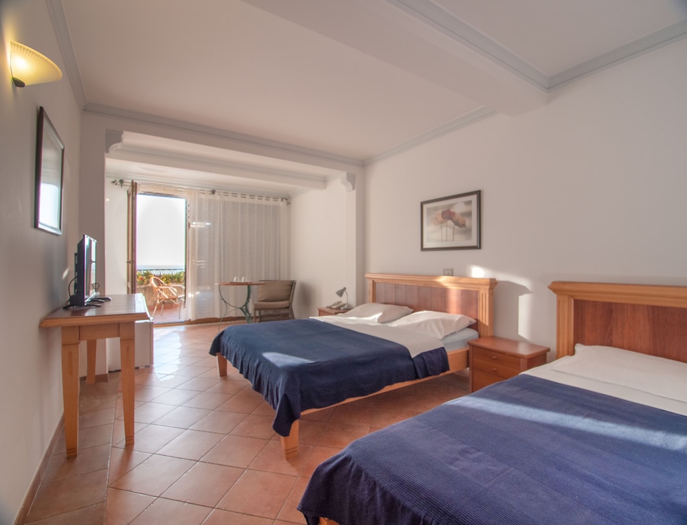 Standard Triple Room, Balcony photo 1
