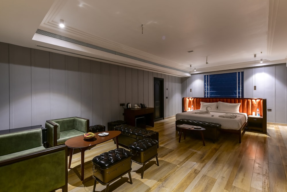 Suite - Photo 1
