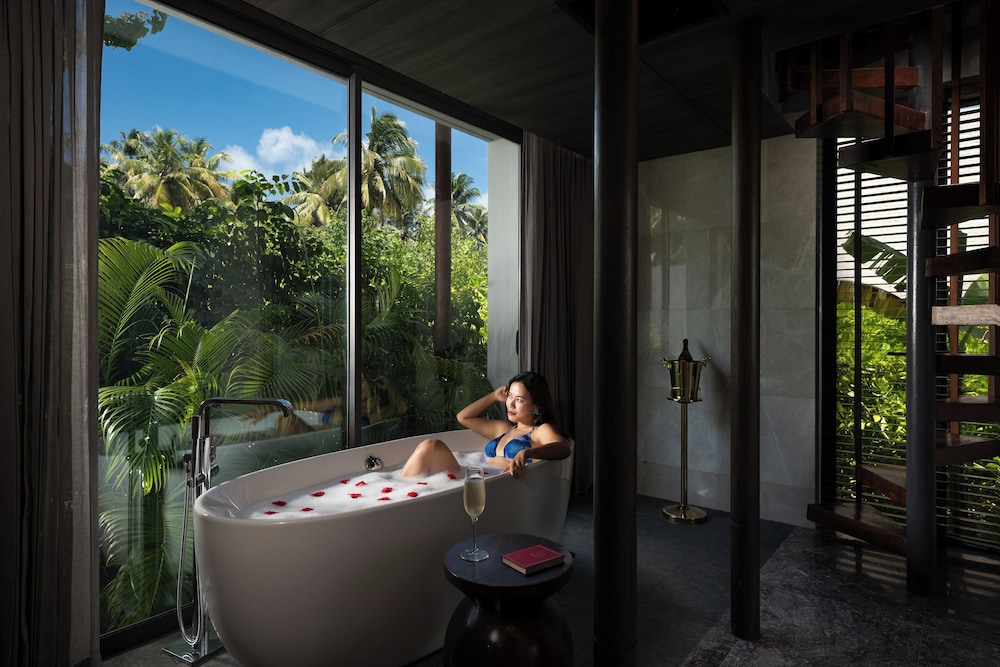 Bella Six Luxury Villa with Seaplane Transfer - Photo 5