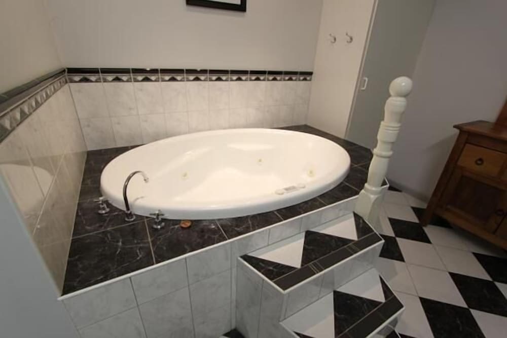 Suite, Jetted Tub photo 2