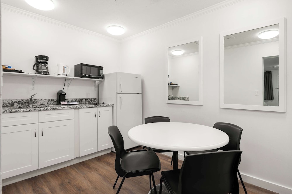 Suite, 2 Queen Beds, Non Smoking, Kitchenette (with Sofabed) - Photo 3