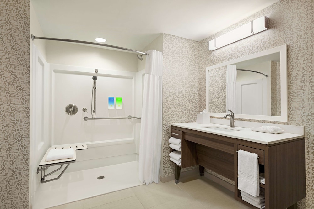 Suite, 1 Queen Bed, Accessible (Roll-In Shower) photo 2