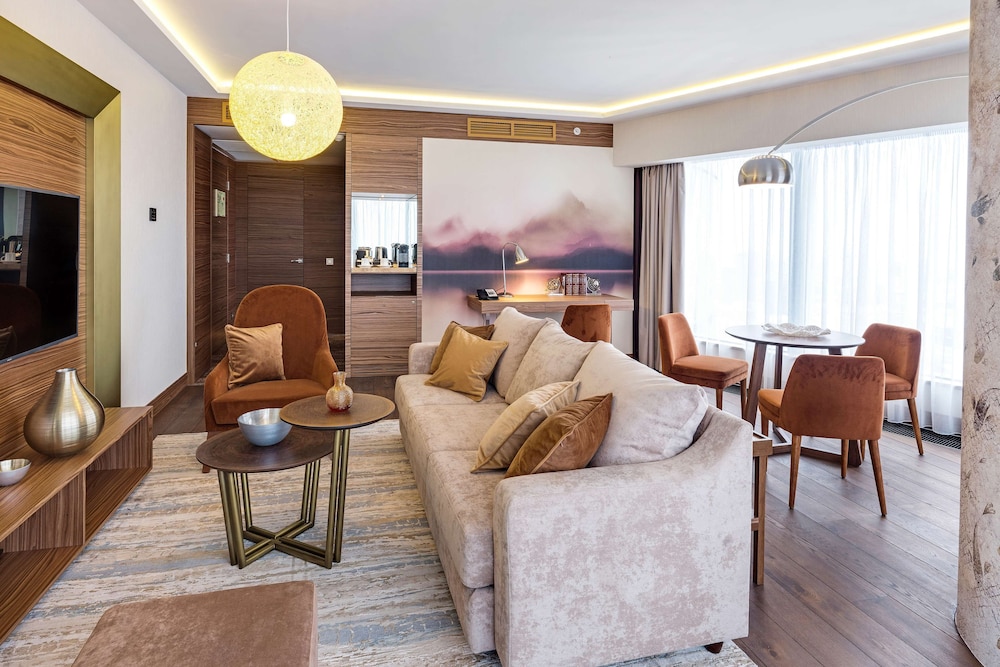 Family Room, City View photo 2