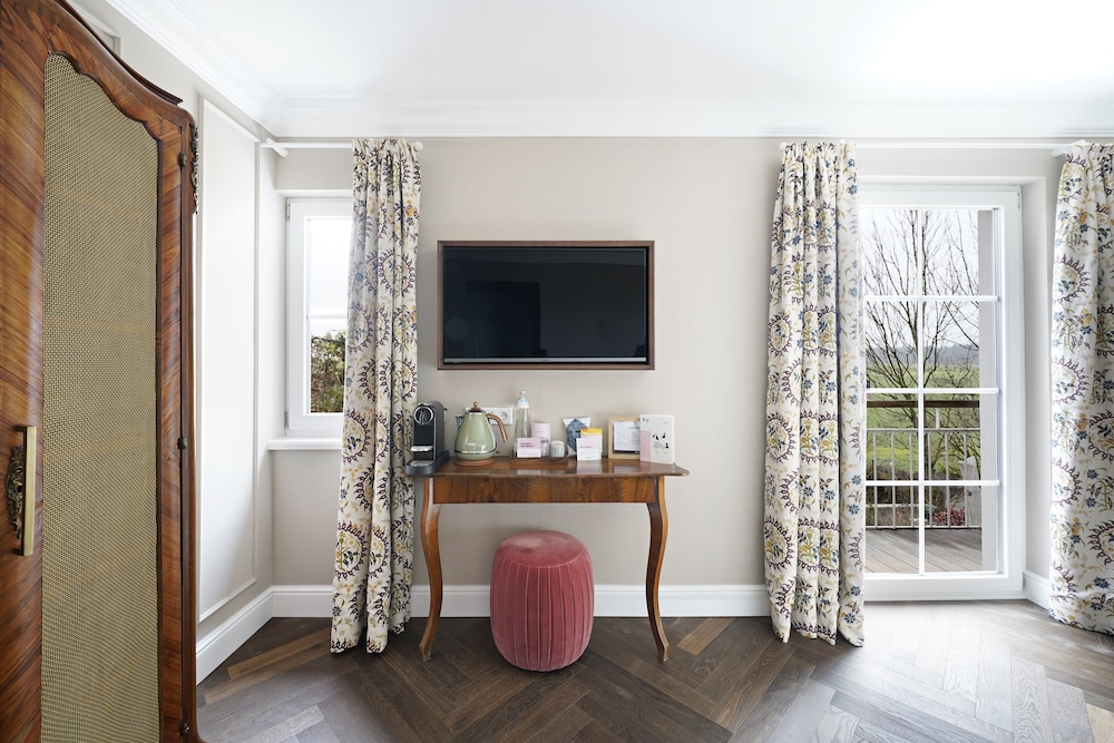 Medium room with balcony photo 3