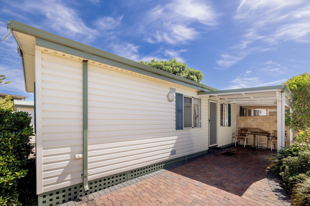 Deluxe Cabin, 2 Bedrooms, Kitchenette, Courtyard View (Deluxe Ensuite Cabin)