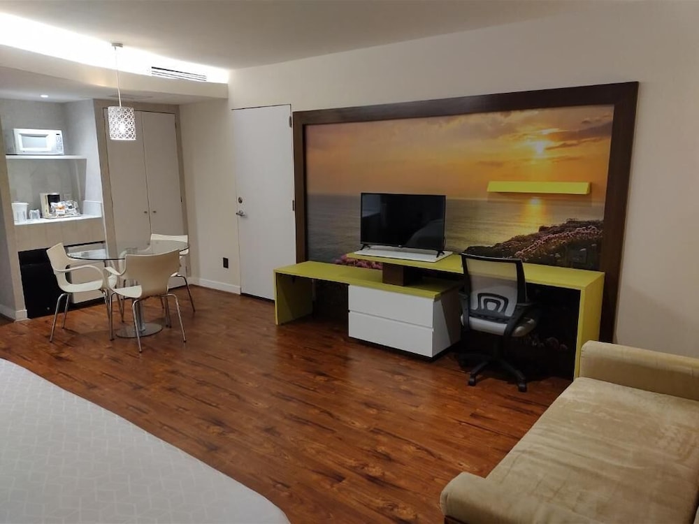 Family Suite, Non Smoking - Photo 1