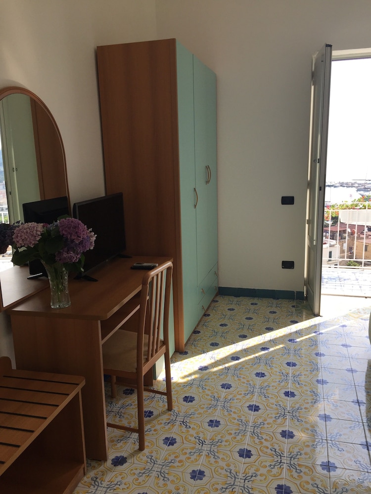 Superior Triple Room, Mountain View photo 2