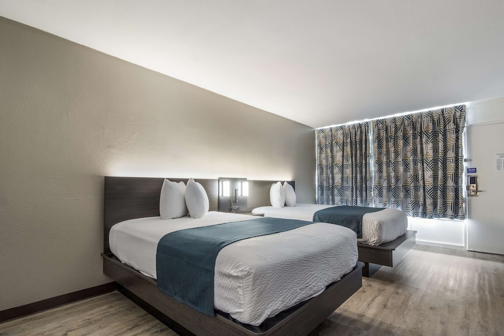 Deluxe Room, 2 Double Beds, Bathtub Grab Bars, Non Smoking (Refrigerator & Microwave) photo 2
