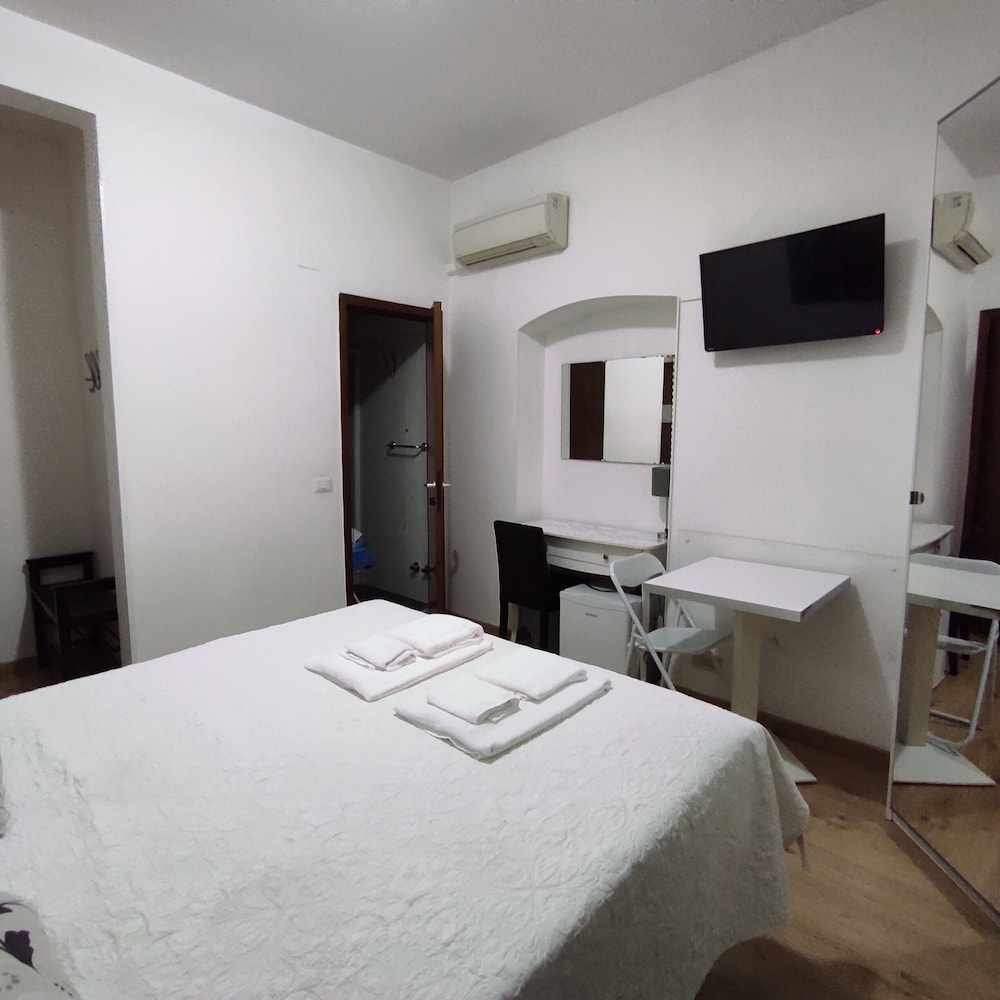 Basic Double Room, 1 Double or 2 Twin Beds, Non Smoking - Photo 25
