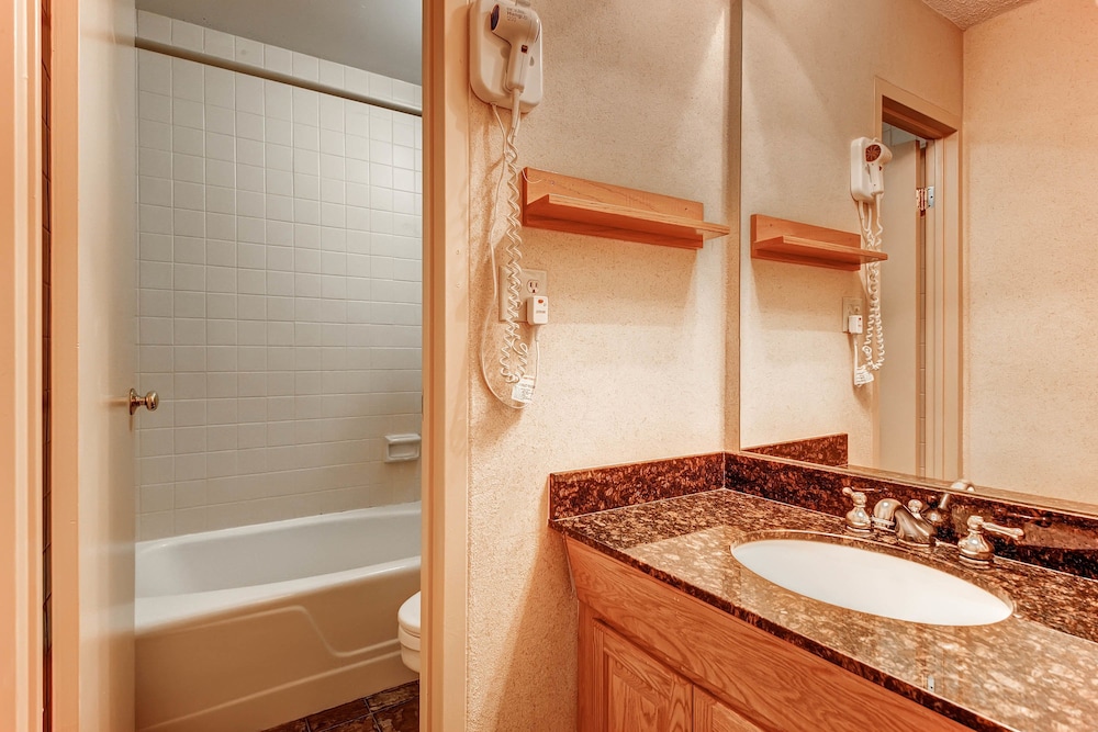 Standard Room, 2 Queen Beds - Photo 5