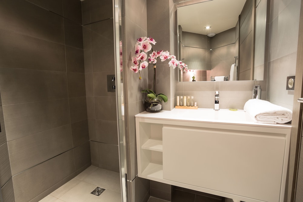 Two-Bedroom Duplex Suite  46m², annex building,   (41 rue du Roi de Sicile) photo 2