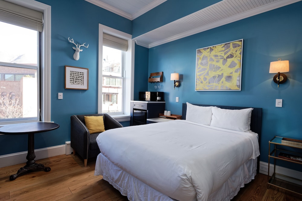 Deluxe Room, 1 Queen Bed (205)