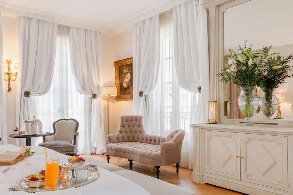 Suite - Photo 1