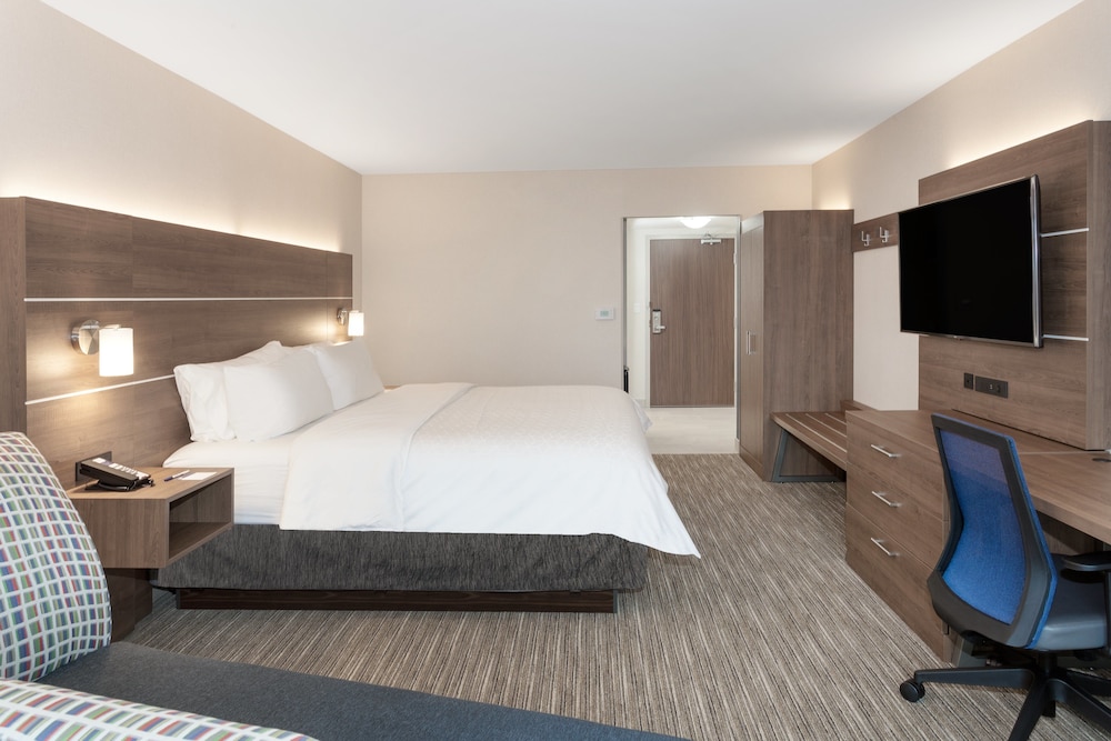 Suite, 1 King Bed - Photo 4
