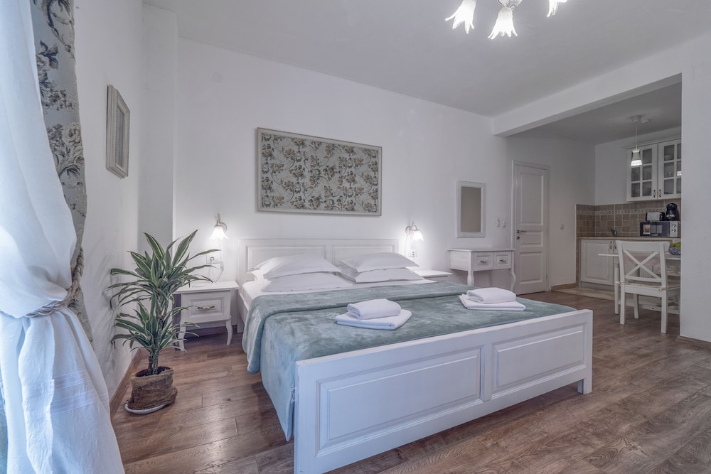 Romantic Studio Suite, Non Smoking, Garden View - Photo 3