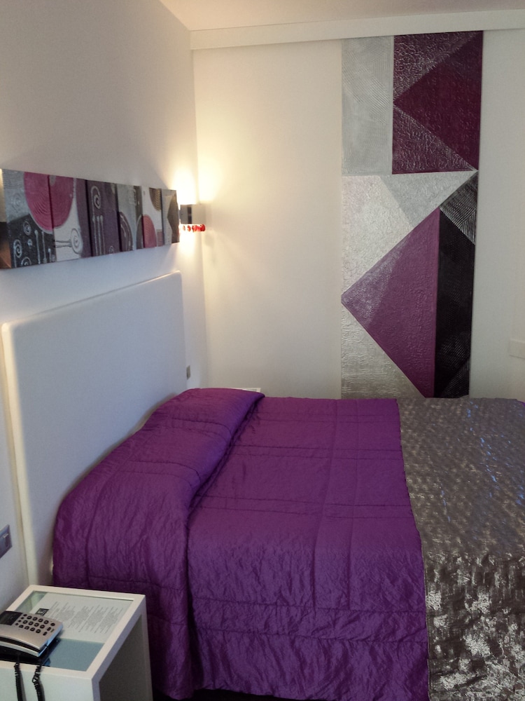 Classic Double or Twin Room - Photo 9