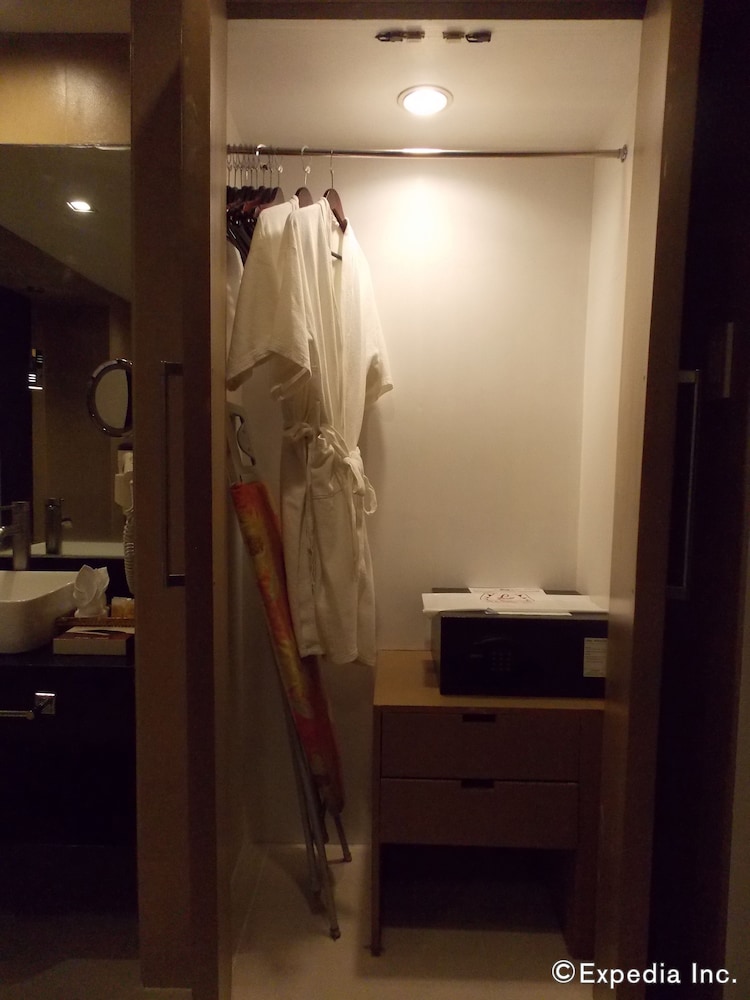 Executive Suite, 1 Bedroom - Photo 9