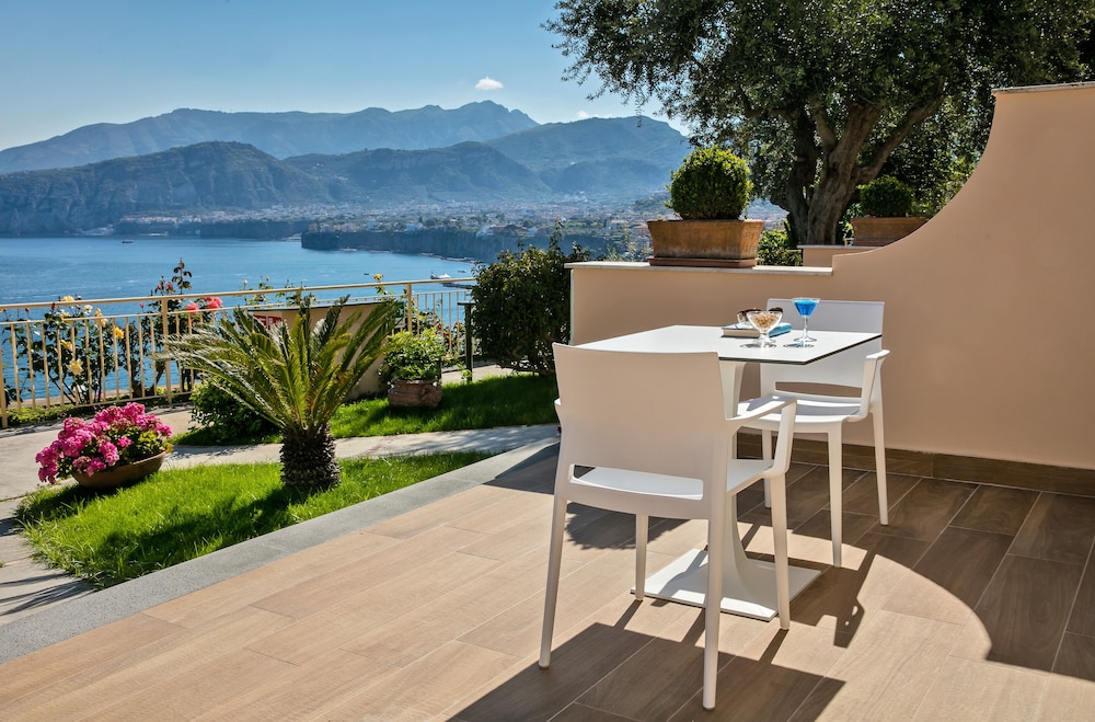 Deluxe Room, Patio, Sea View - Photo 5