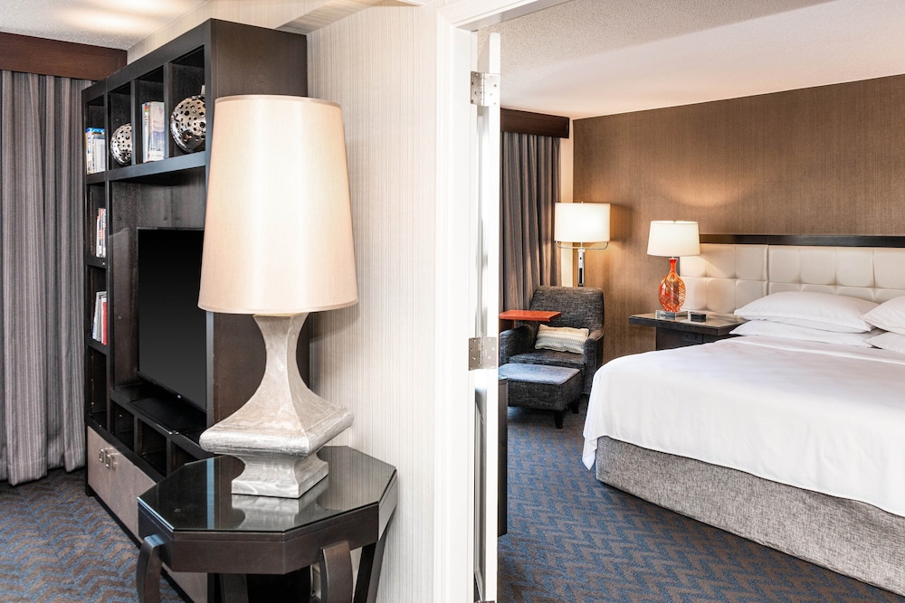 Executive Suite, 1 King Bed with Sofa bed, City View - Photo 1