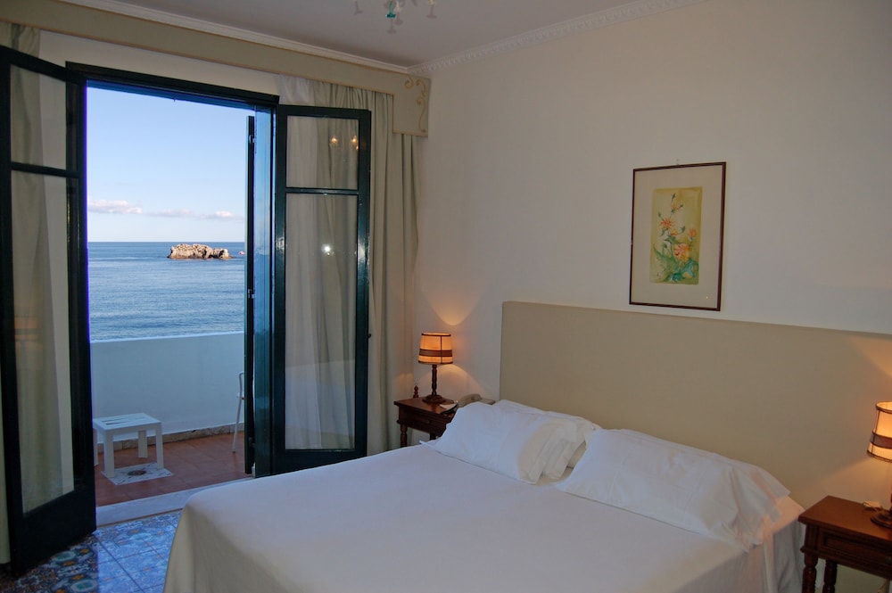 Double or Twin Room, Balcony, Sea View - Photo 2