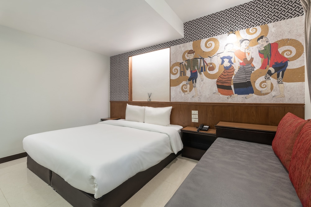 Superior Double Room, 1 King Bed, Pool View photo 2