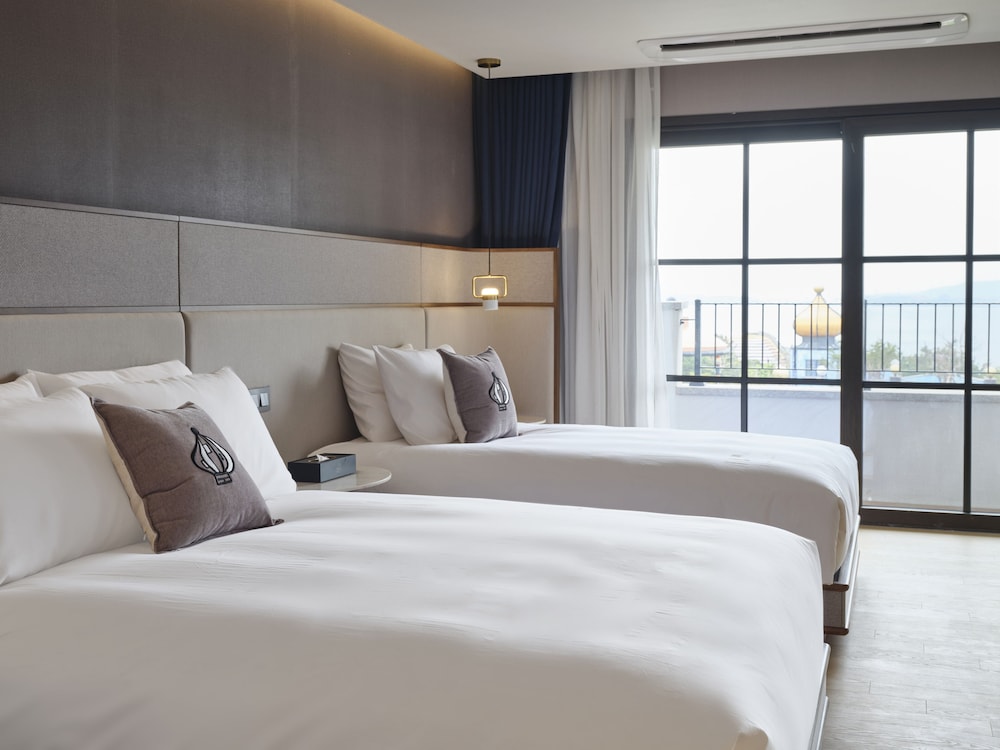 [Brunchy Package] Premier Suite B Type + Brunch For 2 + Park Ticket For 2 Per Stay - Photo 1