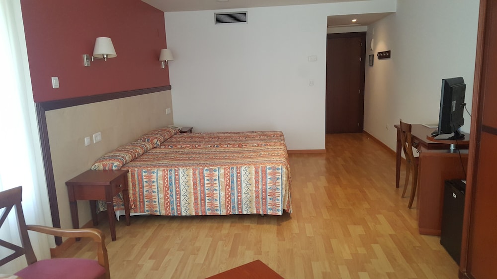 Habitación Doble Estándar, con baño privado y vista a la montaña.