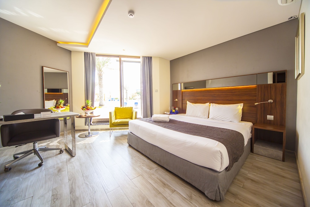 Deluxe Room, Smoking, Pool View
